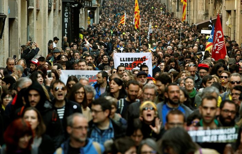 Hiszpania: wielotysięczne manifestacje, ranni i zatrzymani w Katalonii podczas strajku generalnego związków zawodowych
