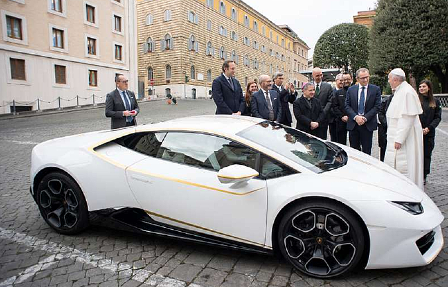 Papież sprzedał swoje Lamborghini. Wiemy, dokąd trafią pieniądze
