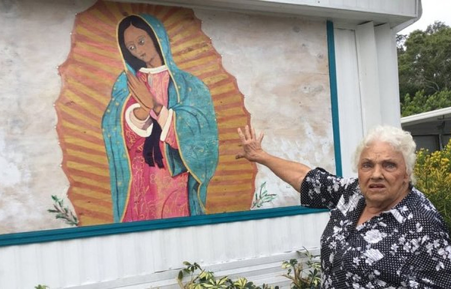 Starsza pani broni muralu z Matką Bożą z Guadalupe. "Najpierw będą musieli mnie zabić"