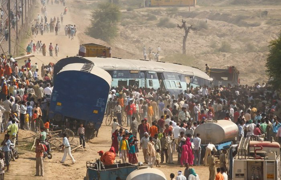 7 osób zginęło, 29 rannych wskutek wykolejenia się pociągu w Indiach