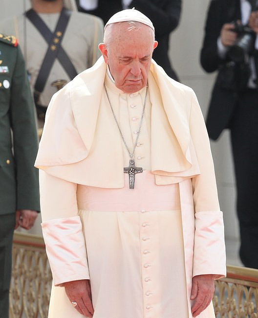 Dlaczego papież na zdjęciu z ZEA wygląda na smutnego i niezadowolonego? [FOTO] - zdjęcie w treści artykułu nr 1