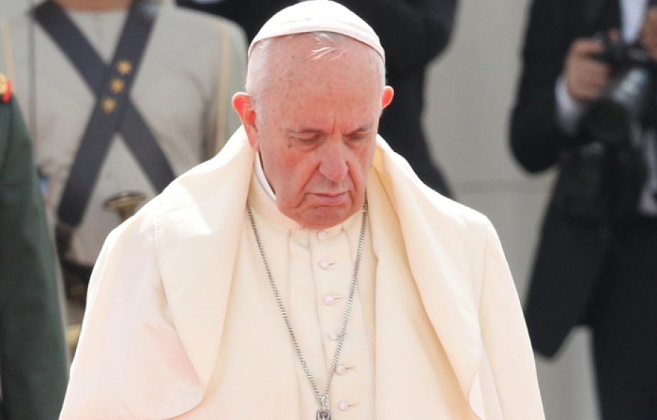 Dlaczego papież na zdjęciu z ZEA wygląda na smutnego i niezadowolonego? [FOTO]