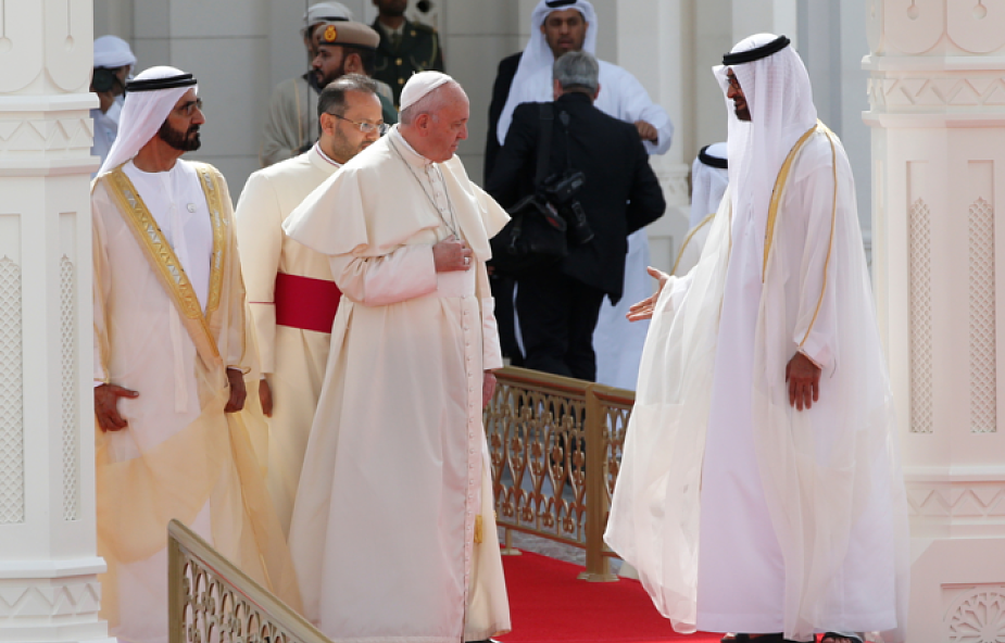 ZEA: królewska oprawa ceremonii powitania papieża