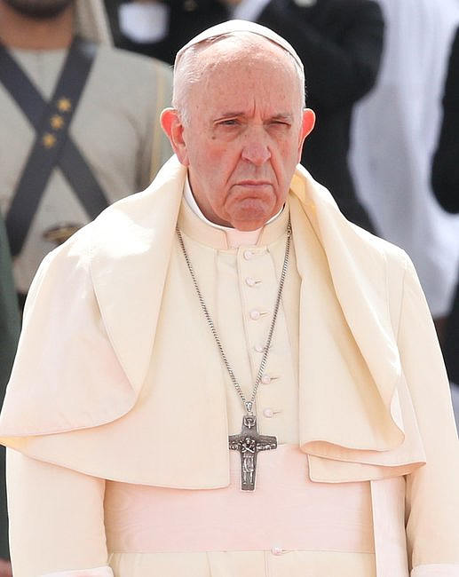 Dlaczego papież na zdjęciu z ZEA wygląda na smutnego i niezadowolonego? [FOTO] - zdjęcie w treści artykułu