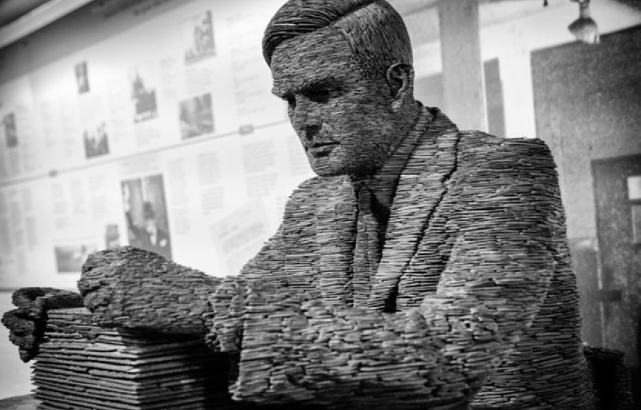 Wielka Brytania: Alan Turing, jeden z ojców współczesnej informatyki i AI, uznany za najwybitniejszą postać XX wieku