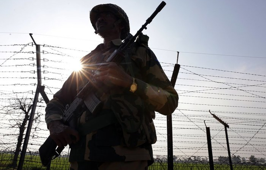 Pakistan przekazał Indiom pilota indyjskiego samolotu zestrzelonego w tym tygodniu w "geście pokoju i by rozładować napięcie"