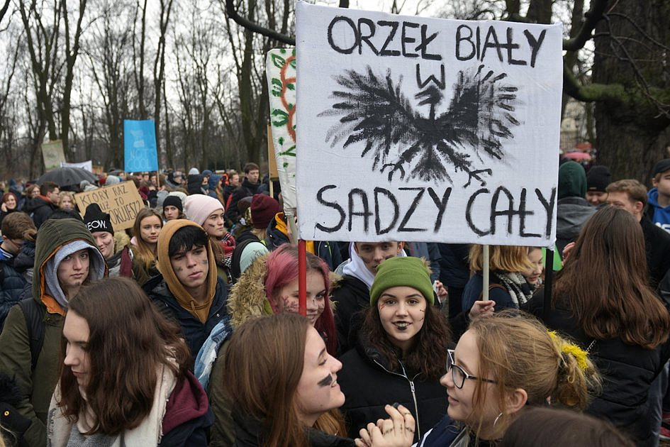 Warszawa: Młodzieżowy strajk klimatyczny przeszedł ulicami miasta - zdjęcie w treści artykułu