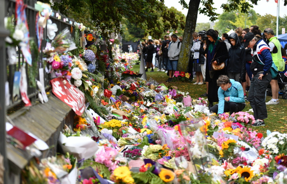 Bohaterski ojciec osłonił dwuletniego syna podczas zamachu w Christchurch. Teraz walczy o życie