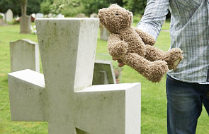 Macie prawo pochować wasze utracone dziecko. Jak to zrobić? [INSTRUKCJA]