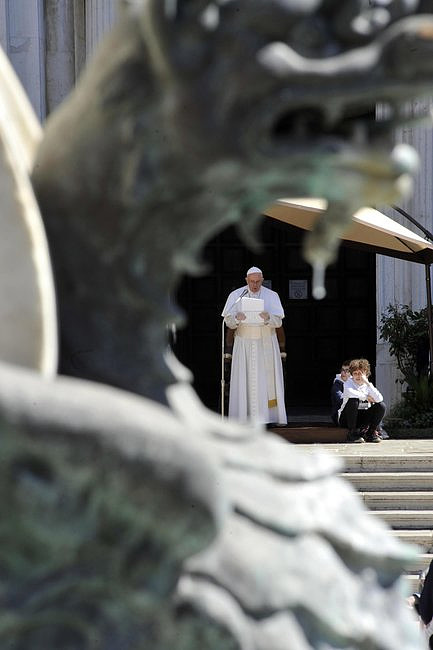 Franciszek w Loreto podpisał na ołtarzu pod figurą Matki Bożej adhortację 