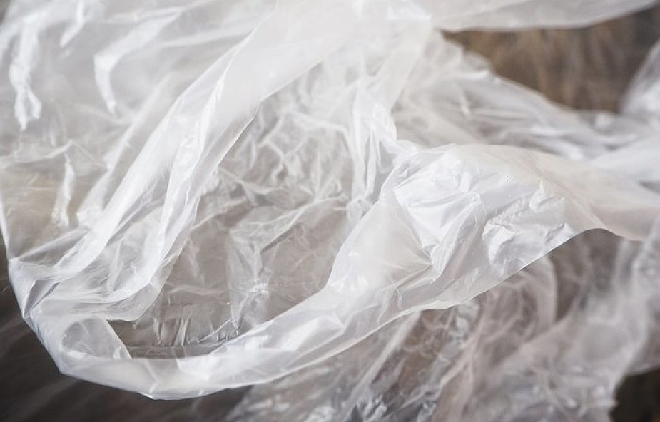 PE za wprowadzeniem zakazu sprzedaży plastikowych jednorazówek do 2021 r.