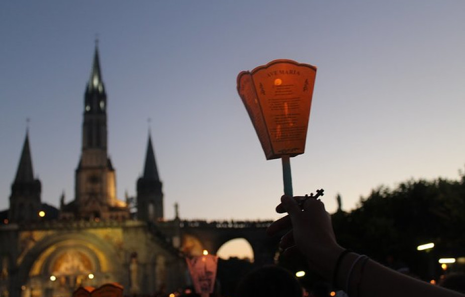 Kryzys dewocjonaliowy w Lourdes. Miasto idzie na wojnę z handlarzami