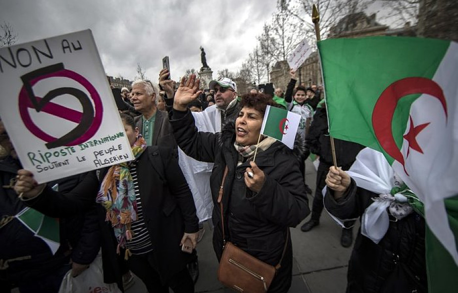 Francja: protesty przeciw możliwym dalszym rządom prezydenta Algierii