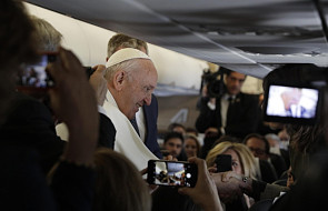 Papież w samolocie zrobił masaż kobiecie uskarżającej się na ból barku