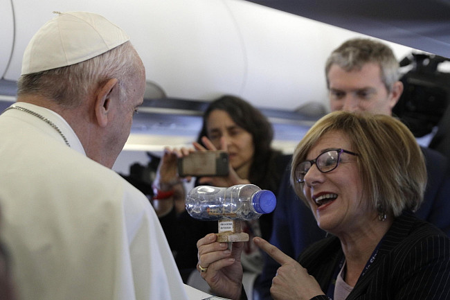 Papież w samolocie zrobił masaż kobiecie uskarżającej się na ból barku - zdjęcie w treści artykułu