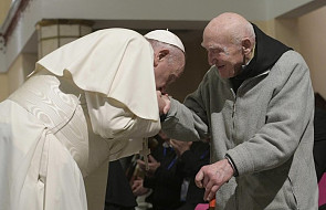 Papież pocałował dłoń jednego z ocalałych mnichów z Tibhirine