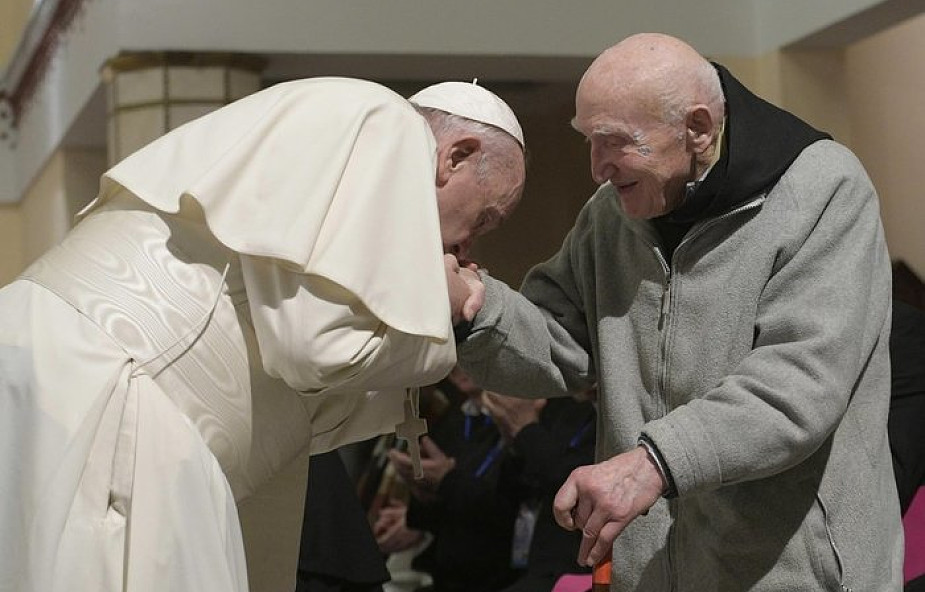 Papież pocałował dłoń jednego z ocalałych mnichów z Tibhirine