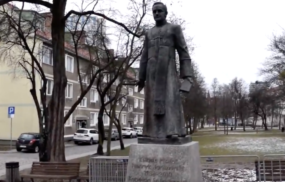 Radni Gdańska przegłosowali usunięcie pomnika ks. Jankowskiego, zmianę nazwy skweru i odebranie mu honorowego obywatelstwa
