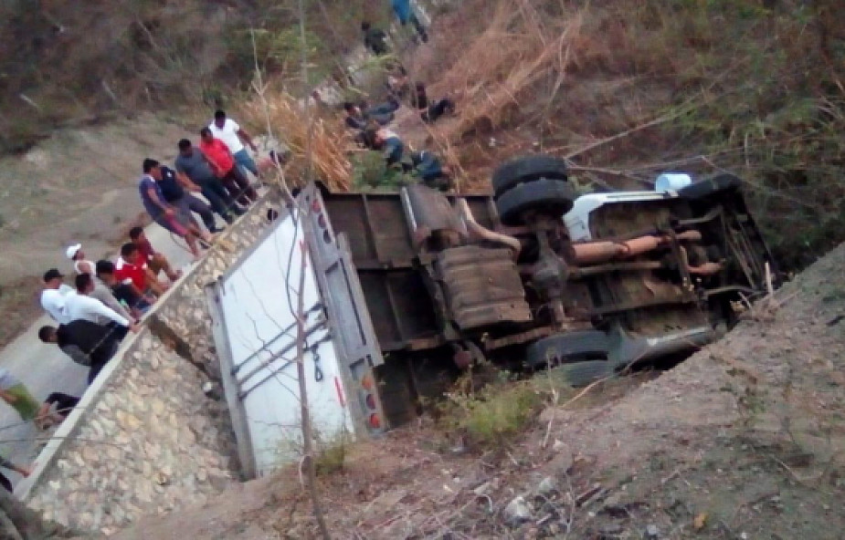 Meksyk: wypadek ciężarówki z migrantami, zginęło co najmniej 25 osób