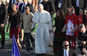 Papież zaprasza młodzież do zapoznania się z jego adhortacją i do odmawiania różańca w intencji pokoju