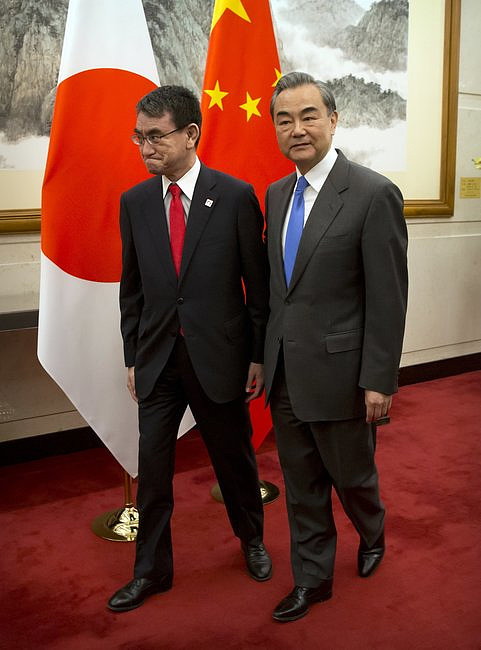 Chiny: premier Li Keqiang spotkał się z szefem MSZ Japonii Taro Kono. Czy Xi Jinping poleci do Japonii? - zdjęcie w treści artykułu