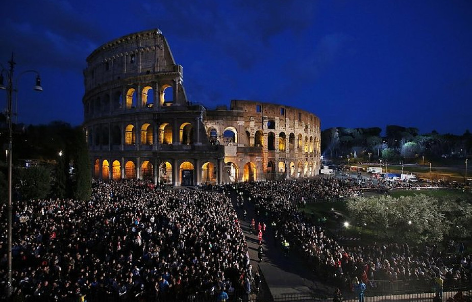 Włochy: Koloseum ma nowe oświetlenie. "Amfiteatr Flawiuszów nigdy nie był oświetlony w tak wyjątkowy sposób"