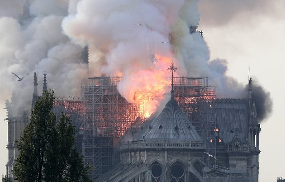 Pali się katedra Notre-Dame w Paryżu. Dach kościoła w ogniu