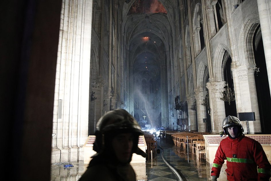 Tak wygląda wnętrze katedry Notre-Dame po pożarze [ZDJĘCIA] - zdjęcie w treści artykułu nr 2