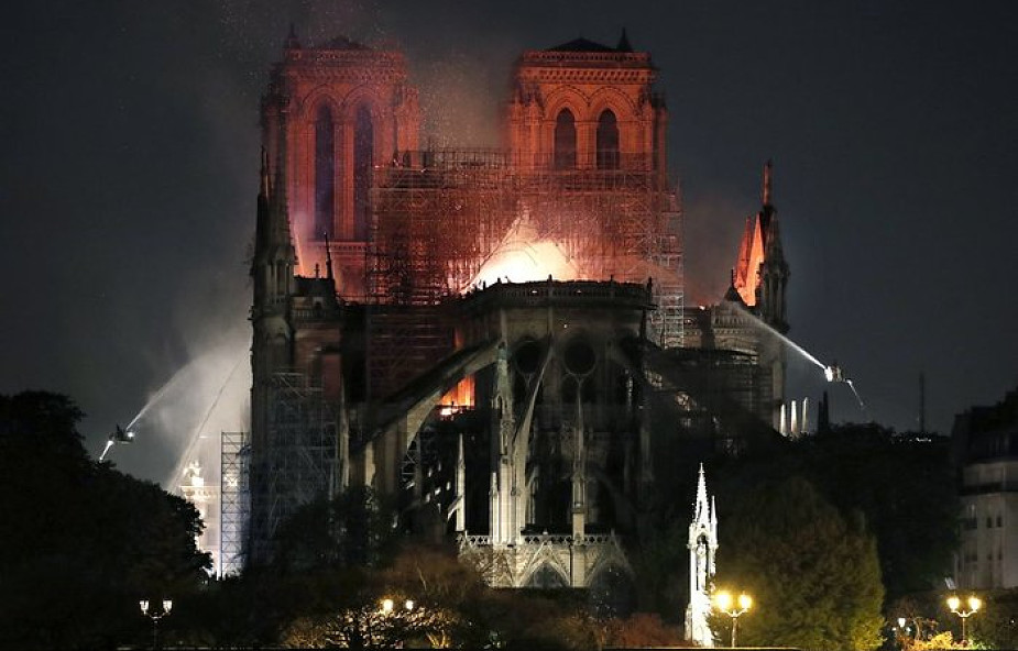 Biskupi o pożarze katedry Notre Dame: "modliłem się z młodzieżą", "dzielimy ból", "jesteśmy myślami z Paryżem"