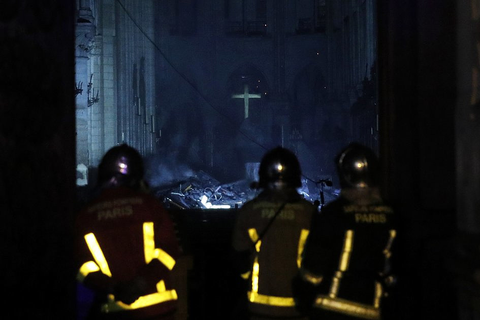 Tak wygląda wnętrze katedry Notre-Dame po pożarze [ZDJĘCIA] - zdjęcie w treści artykułu nr 1