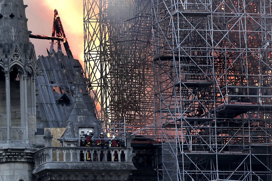 Tak wygląda wnętrze katedry Notre-Dame po pożarze [ZDJĘCIA] - zdjęcie w treści artykułu