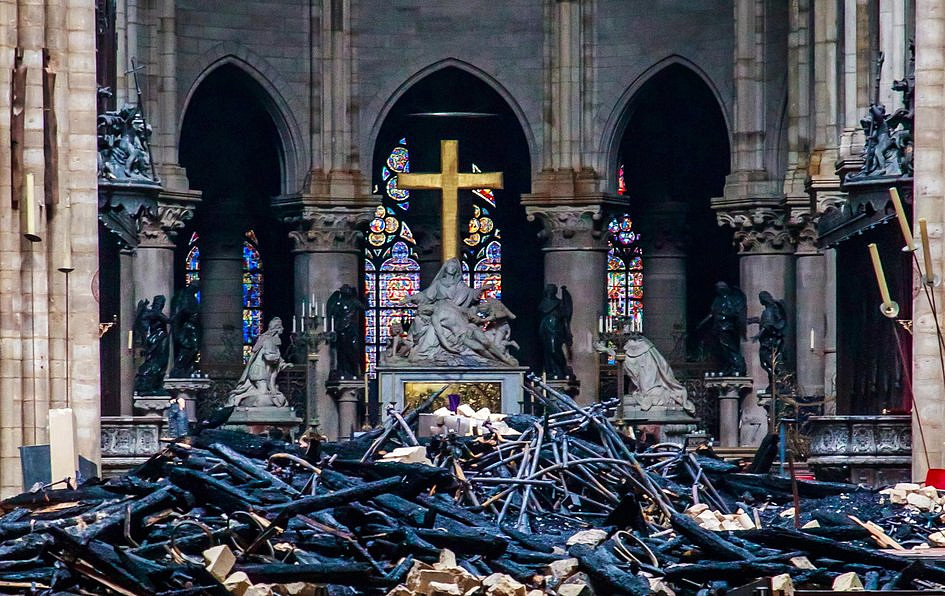 Wnętrze Notre Dame po pożarze. Obejrzyj zdjęcia i film - zdjęcie w treści artykułu