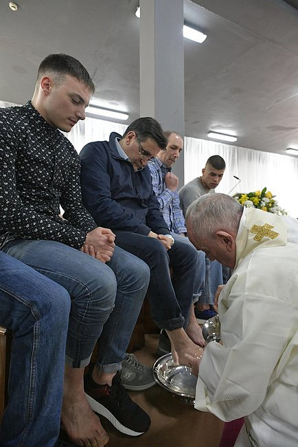 Papież odprawił mszę w podrzymskim więzieniu Velletri i obmył nogi więźniom - zdjęcie w treści artykułu nr 2