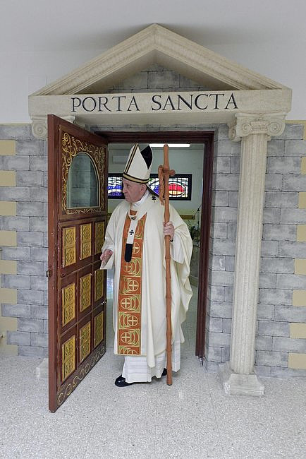 Papież odprawił mszę w podrzymskim więzieniu Velletri i obmył nogi więźniom - zdjęcie w treści artykułu