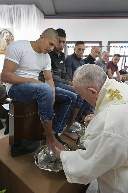 Papież odprawił mszę w podrzymskim więzieniu Velletri i obmył nogi więźniom - zdjęcie w treści artykułu nr 1