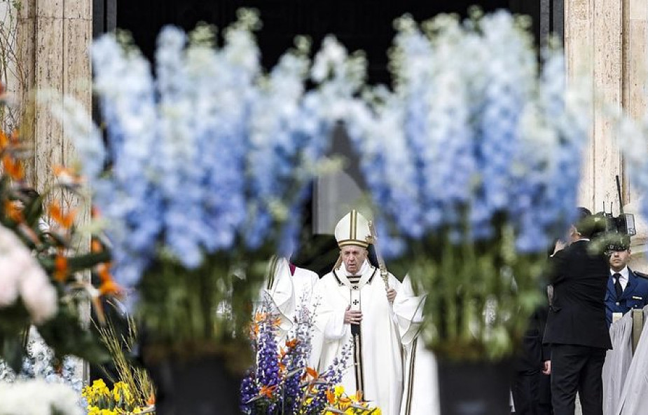 Watykan: tysiące wiernych na mszy w Niedzielę Zmartwychwstania Pańskiego pośród 55 tysięcy kwiatów i roślin