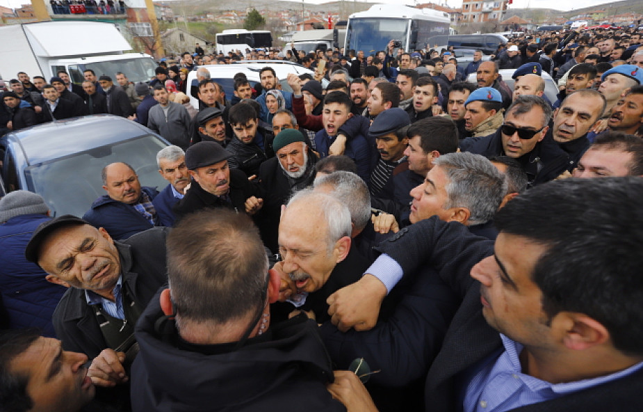 "Niech Bóg cię przeklnie". Przywódca tureckiej opozycji zaatakowany przez tłum na pogrzebie żołnierza w Ankarze