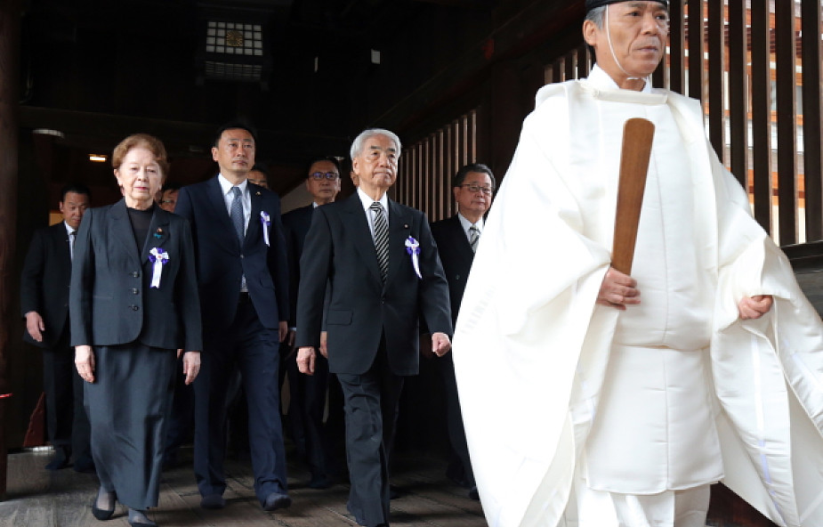 Japońscy parlamentarzyści odwiedzili świątynię uznawaną za symbol imperializmu przez Chiny i Koreę Pd.