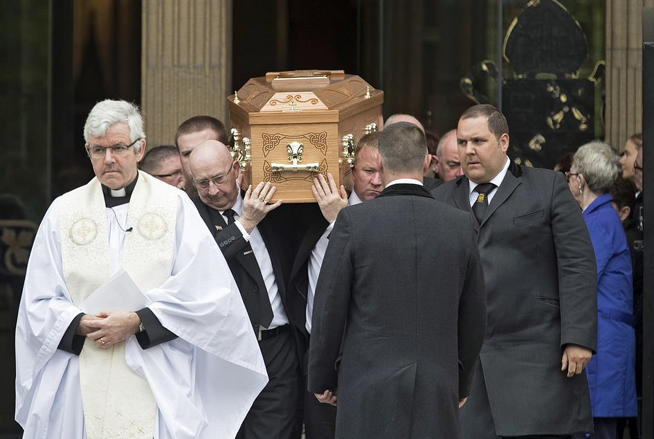 Pogrzeb zamordowanej dziennikarki z wezwaniem o pokój w Irlandii Płn. - zdjęcie w treści artykułu