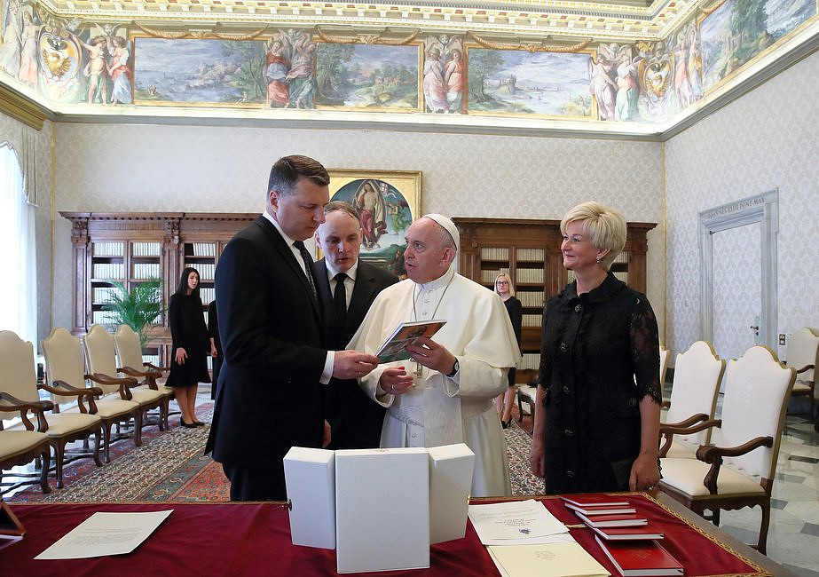 Papież przyjął na audiencji prezydenta Łotwy - zdjęcie w treści artykułu