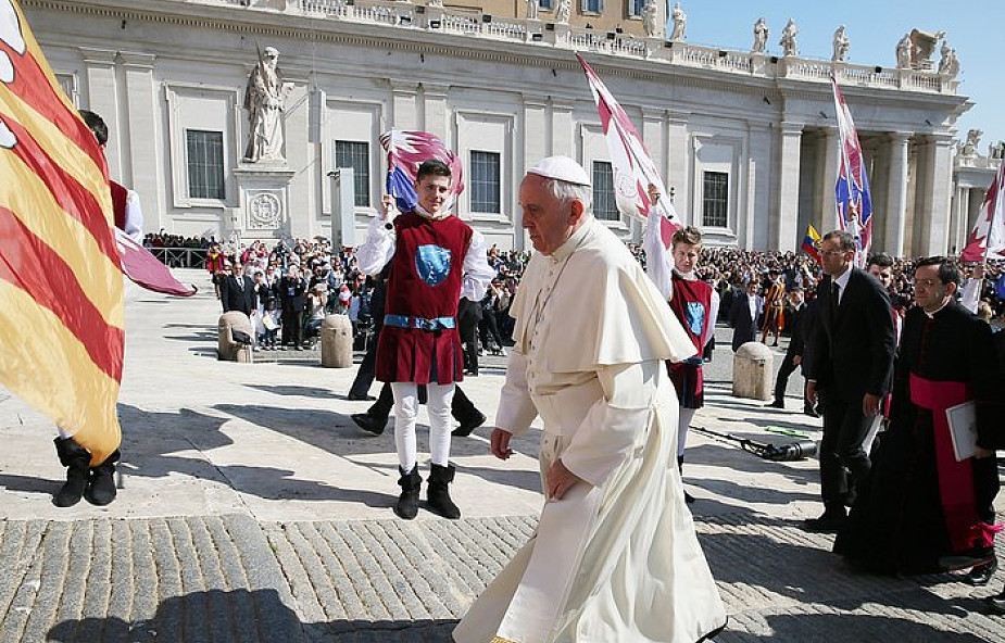 Dlaczego papież chodzi ubrany na biało? [WYJAŚNIAMY]