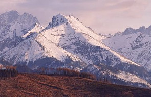 W Tatrach nawrót zimy; drugi stopień zagrożenia lawinowego. Władze TPN apelują o niewchodzenie na tafle tatrzańskich jezior