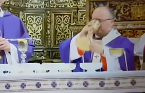 Arcybiskup nagle przerwał mszę. Nie mógł uwierzyć, co znalazło się w kielichu zamiast wina [WIDEO]