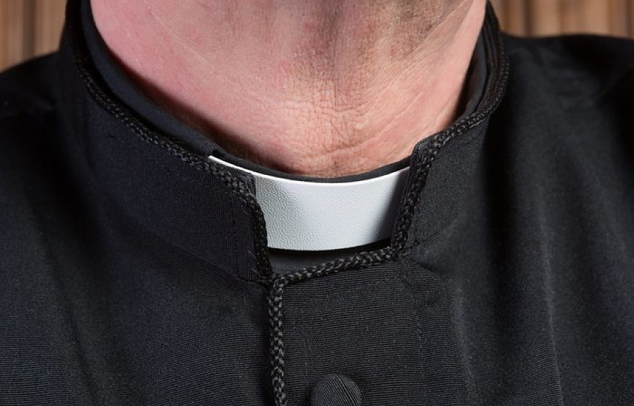 Uścisk dłoni - tak, pocałunek - nie. Archidiecezja Łódzka wprowadziła wytyczne dla duchownych