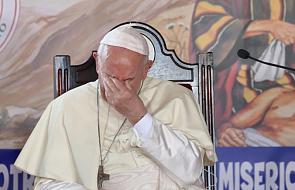 Papież rozpłakał się po tym, jak w czasie wywiadu dziennikarz pokazał mu coś strasznego