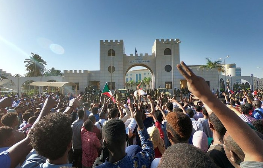 Sudan: siły bezpieczeństwa próbują rozpędzić protesty domagające się dymisji rządzącego od 29 lat prezydenta