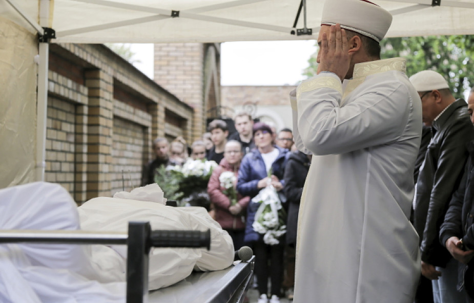 Warszawa: na cmentarzu muzułmańskim odbył się pogrzeb zamordowanego 16-latka. Imam poprosił o zachowanie spokoju