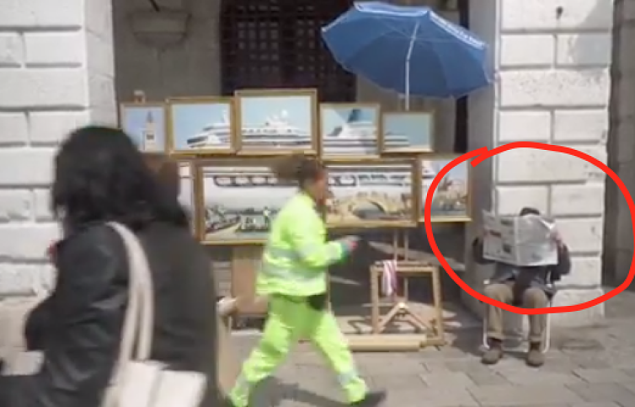 Wenecja: Banksy znów zaskoczył. Nagrał wideo ze strażnikami miejskimi usuwającymi go z placu