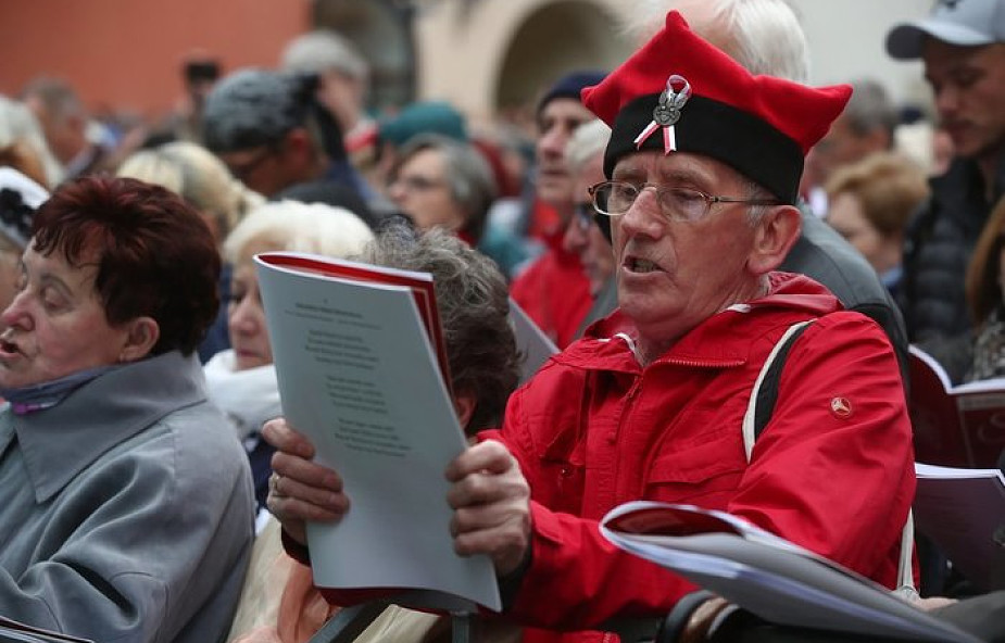 Kraków: Moniuszkowski rekord świata; ok. 3 tys. osób zaśpiewało "Prząśniczkę"