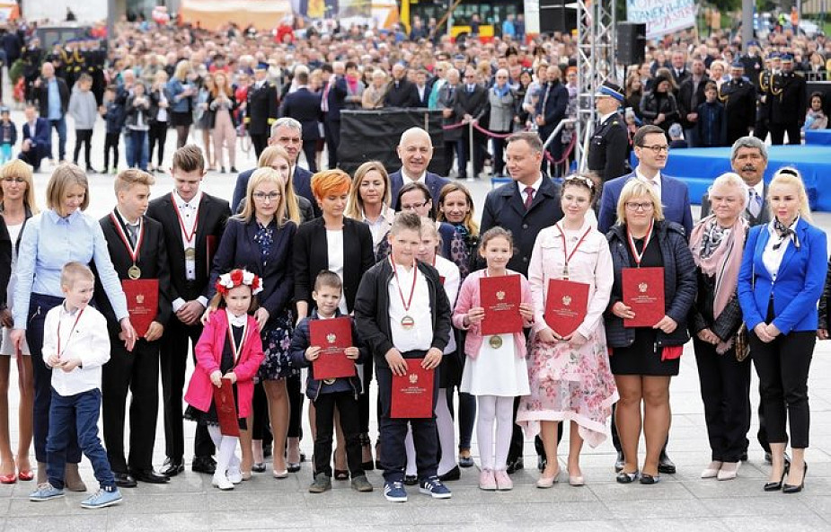 Dzielne i odważne dzieci wyróżnione medalami Młodego Bohatera. Medale zostały wręczone podczas obchodów Dnia Strażaka